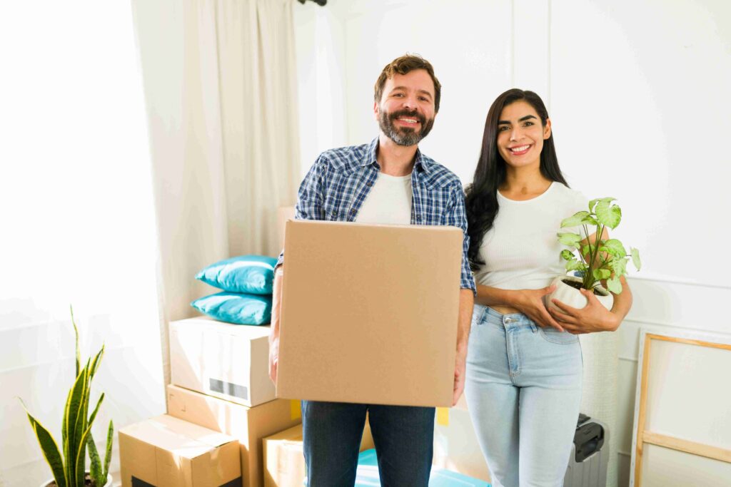 Le Guide Ultime pour Déménager Vos Plantes en Toute Sécurité - A happy couple packing their belongings and Houseplants for their move