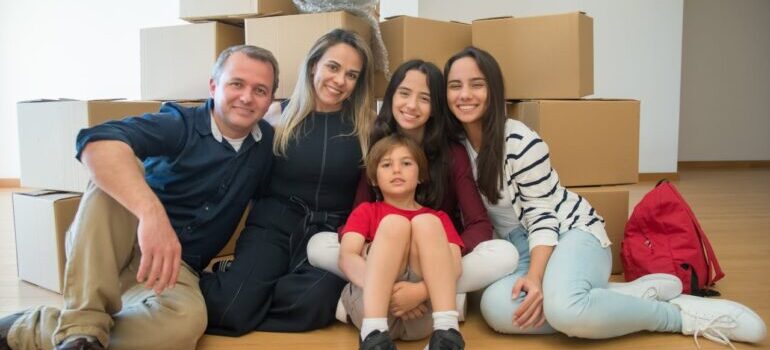Famille assise par terre et attendant les déménageurs Lasalle