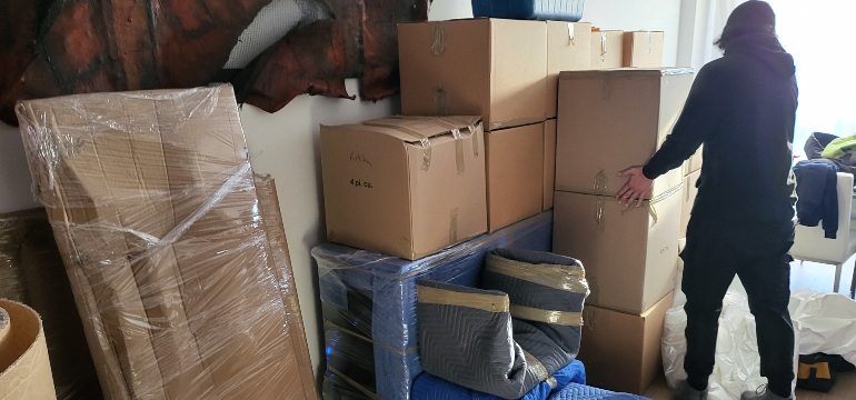 Un déménageur avec des boîtes de déménagement à Montréal