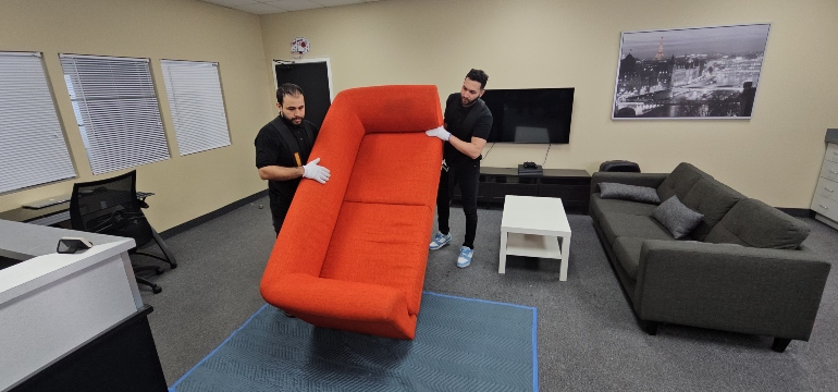 Équipe du service de montage de meubles à Montréal au travail
