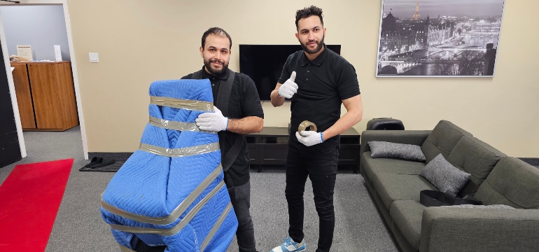 Déménagement Local - déménageurs locaux,déménageurs locaux Montréal,déménageurs locaux à Montréal,déménageurs Montréal locaux Emballeurs avec une chaise emballée.