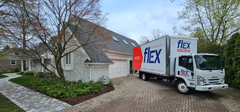 Un camion se préparant à déplacer des articles de la maison vers un entrepôt à Montréal